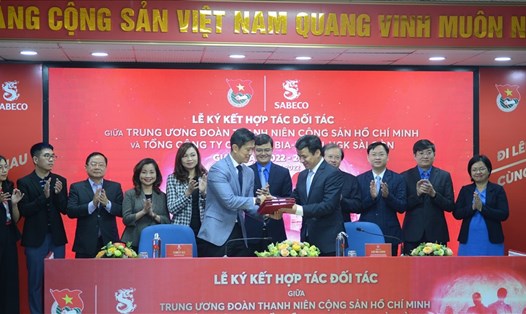Lễ ký kết hợp tác chương trình phối hợp nhằm hỗ trợ tài năng trẻ, phát triển VHTTDL và bền vững Việt Nam. Ảnh: BTC