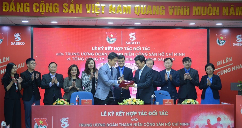 Lễ ký kết hợp tác chương trình phối hợp nhằm hỗ trợ tài năng trẻ, phát triển VHTTDL và bền vững Việt Nam. Ảnh: BTC