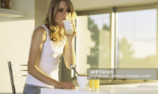 Uống sữa thường xuyên giúp bổ sung canxi, ngăn ngừa loãng xương. Ảnh AFP