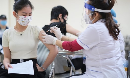 Cán bộ y tế tiêm vaccine phòng COVID-19 cho người dân. Ảnh: Hải Nguyễn