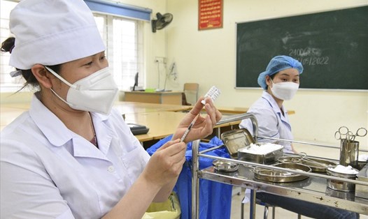 Cán bộ y tế tiêm vaccine COVID-19 cho trẻ 5-11 tuổi ở Hà Nội. Ảnh: Phạm Đông