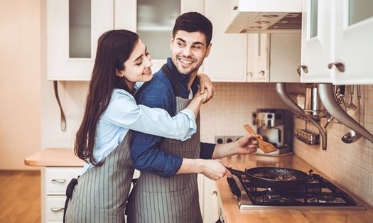 Phụ nữ cần chồng chia sẻ và thấu hiểu những vất vả trong chuyện bếp núc. Ảnh: Pinterest