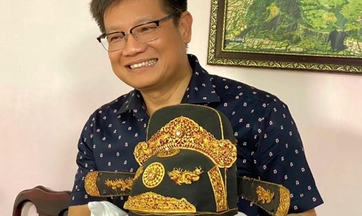 TS Phan Thanh Hải - Giám đốc Sở VHTT tỉnh Thừa Thiên - Huế - và hiện vật mũ quan đại thần triều Nguyễn. Ảnh: TM