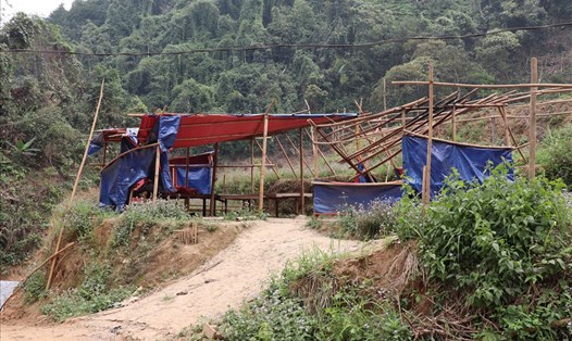 Lán, trại của công nhân Công ty TNHH MTV Xây dựng Ngọc Bích (TP.Lào Cai) bị bỏ không. Ảnh: Văn Đức