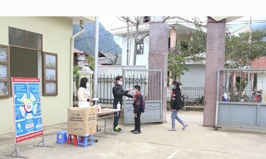 Cô Đào Thị Hiếu (trái ảnh) tham gia hỗ trợ, đảm bảo công tác phòng, chống dịch COVID-19 tại trường THCS Quỳnh Nhai. Ảnh: N.V