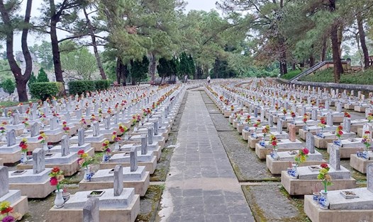 Những phần mộ ở một nghĩa trang liệt sĩ. Ảnh: Trần Tuấn.