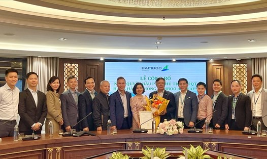 Ông Nguyễn Ngọc Trọng (người ôm hoa) được bổ nhiệm giữ chức vụ Phó chủ tịch HĐQT hãng hàng không Bamboo Airways.