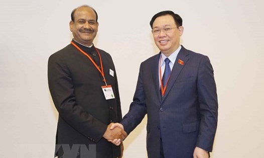 Chủ tịch Quốc hội Vương Đình Huệ hội kiến Chủ tịch Hạ viện Ấn Độ Om Birla nhân chuyến thăm Ấn Độ. Ảnh: TTXVN