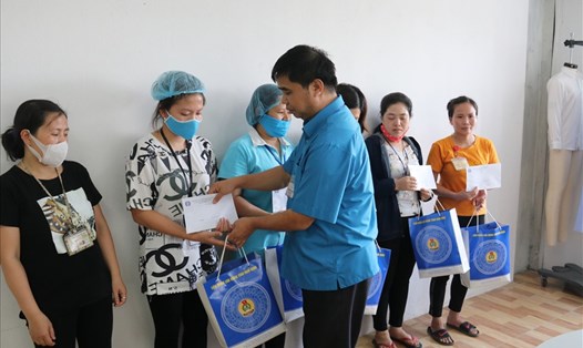 Ông Trần Trọng Thái - Phó Chủ tịch LĐLĐ tỉnh Nam Định tặng quà đoàn viên có hoàn cảnh khó khăn. Ảnh: CĐNĐ
