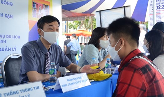 Học sinh đến Ngày hội tư vấn tuyển sinh hướng nghiệp 2022. Ảnh: Huyên Nguyễn