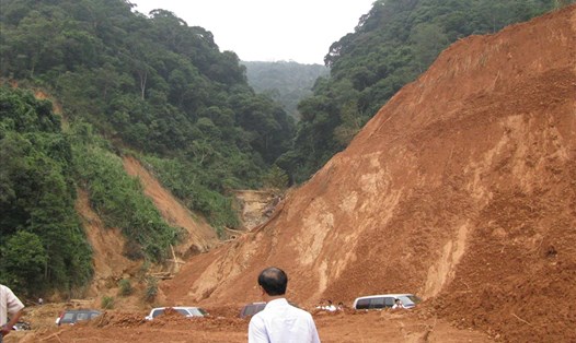 Nứt núi, sạt lở từng xảy ra khốc liệt ở các huyện miền núi Kon Tum, nhưng chưa từng xảy ra động đất lớn như vừa rồi. Ảnh: TH