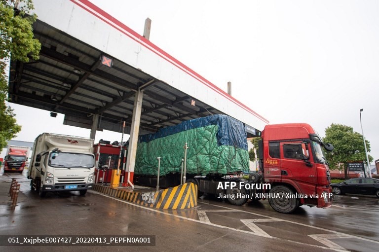 The driver took refuge in the truck because of the blockade of Shanghai