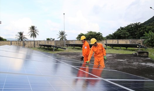Công nhân điện lực kiểm tra hệ thống điện mặt trời trên địa bàn huyện Côn Đảo. Ảnh: H.P