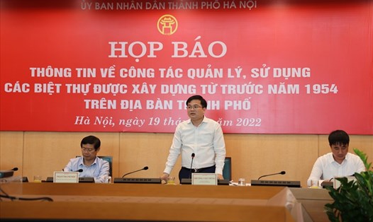 Ông Trương Việt Dũng - Chánh Văn phòng UBND Thành phố Hà Nội thông tin tại họp báo.