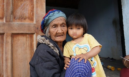 Người già và em nhỏ ở xã Đăk Tăng luôn sống trong sợ hãi vì hàng trăm trận động đất kích thích. Ảnh T.T