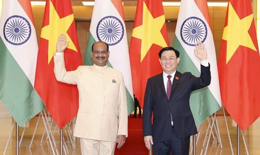 Chủ tịch Quốc hội Vương Đình Huệ và Chủ tịch Hạ viện Ấn Độ Om Birla. Ảnh: TTXVN