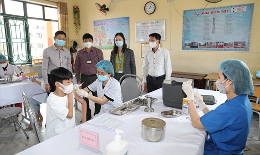 Lãnh đạo ngành Y tế tỉnh Ninh Bình và các đơn vị liên quan kiểm tra, giám sát việc tiêm vaccine phòng COVID-19 cho trẻ dưới 12 tuổi. Ảnh: NT