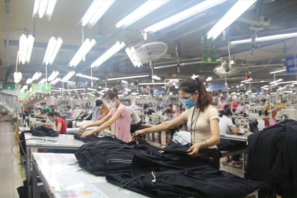 Tin Kinh tế: Tăng lương tối thiểu vùng để bình thường hóa thị trường lao động