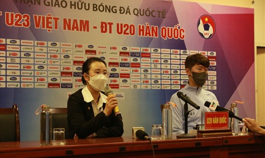 Huấn luyện viên Kim Eun-jung (phải) trong buổi họp báo tối 19.4. Ảnh: M.Đ