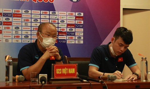 Huấn luyện viên Park Hang-seo (trái) trong buổi họp báo tối 19.4. Ảnh: M.Đ
