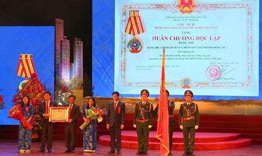 Lãnh đạo thành phố Đông Hà đón nhận Huân chương Độc lập hạng Nhì. Ảnh: Hưng Thơ.
