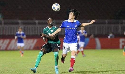 Jeonbuk (áo xanh rêu) và Yokohama F. Marinos đối đầu nhau trong tối 19.4. Ảnh: Thanh Vũ