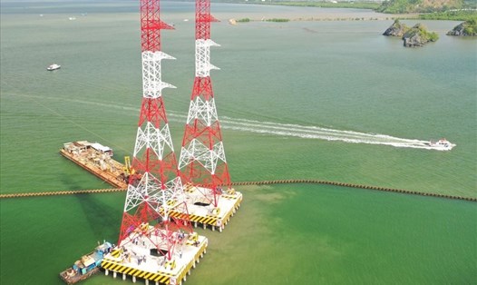 Một trong các trụ điện được xây dựng giữa biển trong công trình đường dây 220kV Kiên Bình - Phú Quốc. Ảnh: EVNSPC cung cấp
