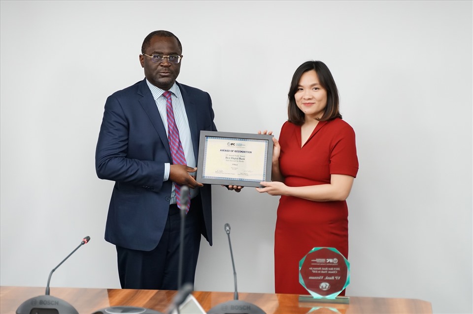 Đại diện IFC (bên trái) trao bằng chứng nhận giải thưởng “Best Digital Bank” cho VPBank. Ảnh: VPBank