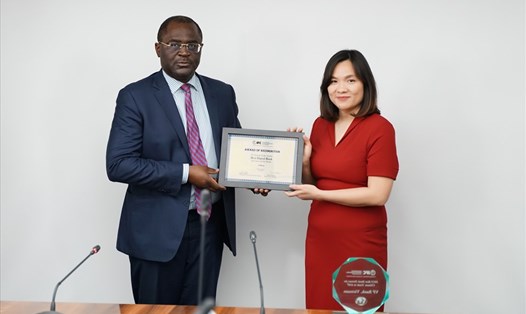 Đại diện IFC (bên trái) trao bằng chứng nhận giải thưởng “Best Digital Bank” cho VPBank. Ảnh: VPBank