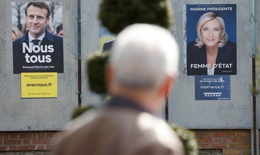 Áp phích tranh cử của các ứng cử viên tổng thống Pháp: Tổng thống đương nhiệm Emmanuel Macron (trái) và ứng viên cực hữu Marine Le Pen ở Denain. Ảnh: AFP