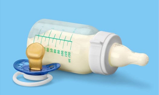 Vệ sinh bình sữa đúng cách để trẻ khỏe mạnh. Đồ họa: Thanh Ngọc