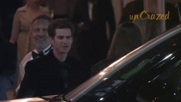 Andrew Gafield bắt chước hành động của Will Smith.