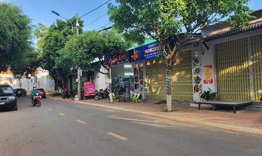 Vị trí một khoảnh "đất vàng" trên đường Ybih Aleo TP.Buôn Ma Thuột, tỉnh Đắk Lắk đang bị lấn chiếm trái phép. Ảnh: Bảo Trung