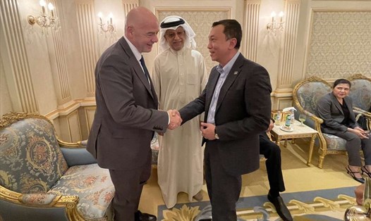Chủ tịch FIFA Gianni Infantino (trái), Chủ tịch AFC Salman Bin Ibrahim Al-Khalifa (giữa) và ông Trần Quốc Tuấn. Ảnh: VFF