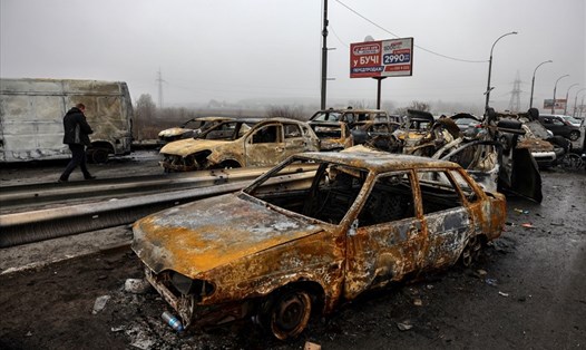 Xe cộ bị phá huỷ ở Irpin, gần Kiev, Ukraina ngày 1.4.2022. Ảnh: AFP