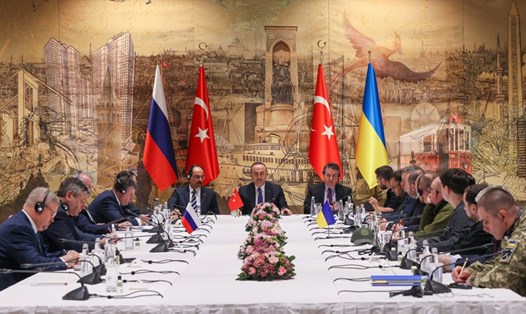 Phái đoàn Nga (trái) và phái đoàn Ukraina (phải) đàm phán tại Istanbul, Thổ Nhĩ Kỳ, ngày 29.3.2022. Ảnh: AFP