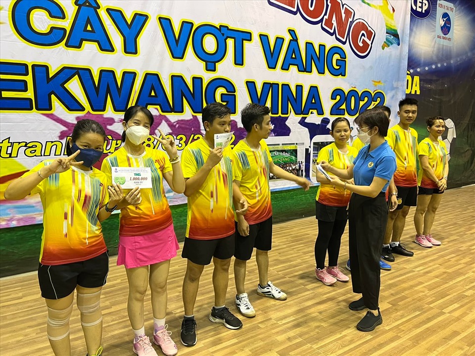 Ban chấp hành công đoàn cơ sở trao phần thưởng cho các đội đoạt giải. Ảnh: CĐ Taekwang Vina