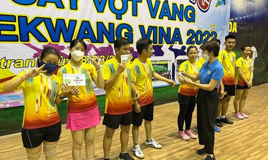 Ban chấp hành công đoàn cơ sở trao phần thưởng cho các đội đoạt giải. Ảnh: CĐ Taekwang Vina