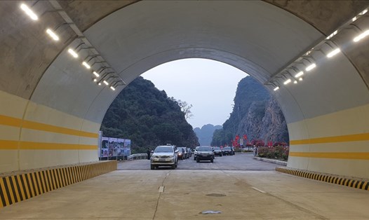Trong các chặng đua, các tay đua sẽ có dịp qua lại nhiều lần đường hầm xuyên núi đá trên đường ven biển Hạ Long - Cẩm Phả. Ảnh: Nguyễn Hùng