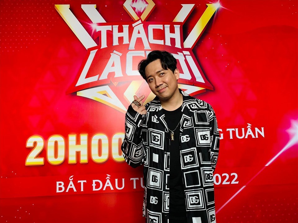 Trấn Thành cầm trịch "Thách là chơi". Ảnh: NSCC. Trấn Thành cầm trịch "Thách là chơi". Ảnh: NSCC.