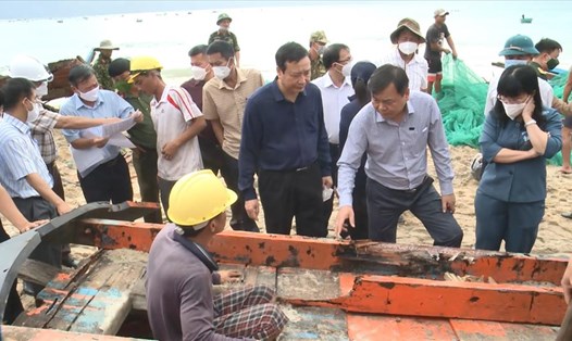 Thứ trưởng Bộ NN&PTNN Nguyễn Hoàng Hiệp kiểm tra công tác khắc phục sau mưa lốc bất thường tại Phú Yên. Ảnh: Phương Uyên