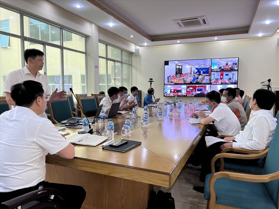 Ông Phạm Quang Nội - Phó Trưởng phòng An toàn Công ty Điện lực Quảng Ninh - phát biểu tại buổi sinh hoạt. Ảnh: ĐLQN