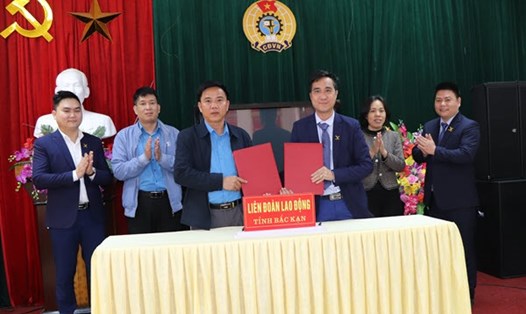 LĐLĐ tỉnh Bắc Kạn vừa ký kết thoả thuận trong chương trình phúc lợi cho đoàn viên công đoàn. Ảnh: ĐVCC