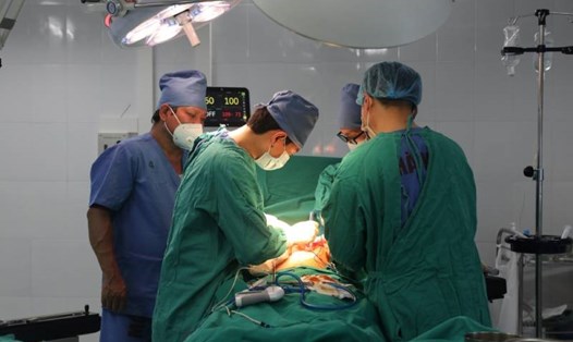 Bệnh viện Đa khoa tỉnh Lào Cai vừa phẫu thuật cắt bỏ khối u cho một bênh nhân ung thư gan. Ảnh: ĐVCC.