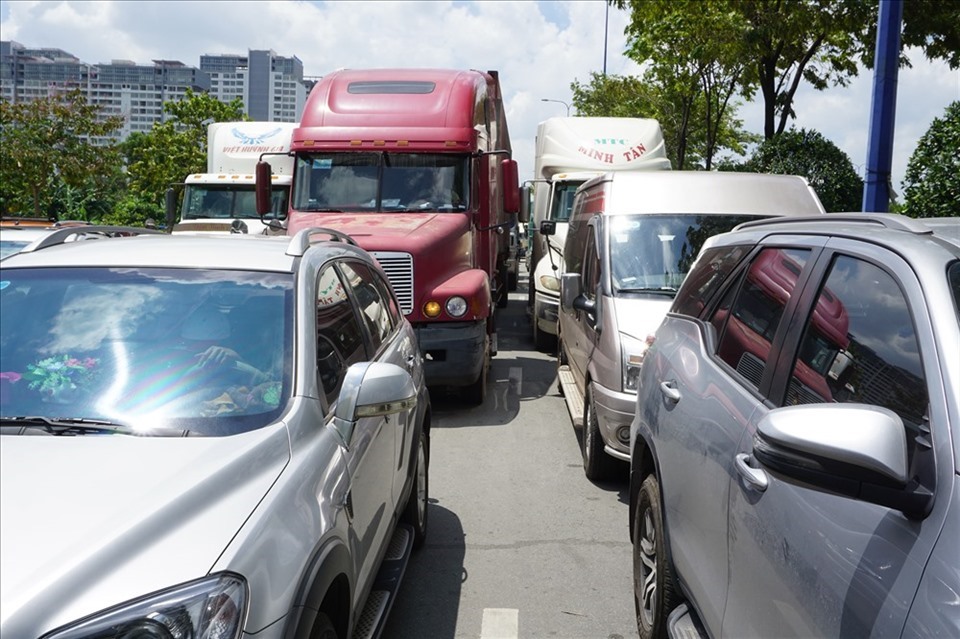 Đường Mai Chí Thọ hướng vào cảng Cát Lái (TPHCM) thường xảy ra ùn ứ giao thông. Ảnh: Minh Quân