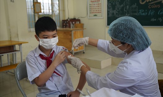 Sáng 20.4, Hải Phòng bắt đầu tiêm vaccine COVID-19 cho học sinh lớp 6 tại các trường trên địa bàn. Ảnh: Mai Dung