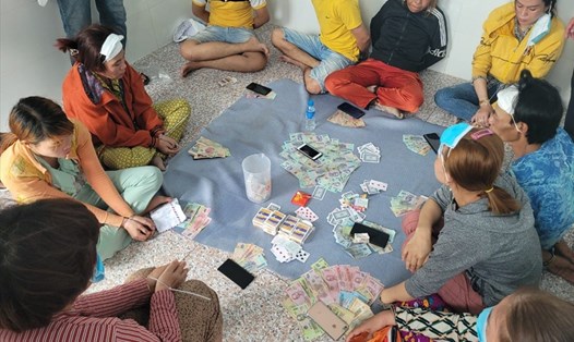 Nhóm người đánh bạc bằng hình thức bài binh Ấn Độ bị công an bắt quả tang. Ảnh: CABC