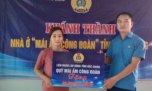Chủ tịch Liên đoàn Lao động huyện Lục Nam Vũ Trí Khiêm trao hỗ trợ kinh phí xây nhà cho gia đình chị Hạnh.