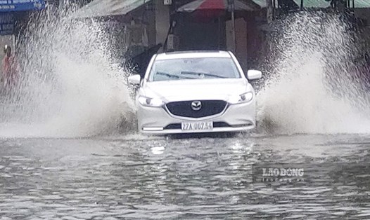 Một trận mưa lớn kèm giông lốc kéo dài khoảng 15 phút xảy ra tại TP. Điện Biên Phủ đã khiến nhiều tuyến đường ngập sâu trong nước. Ảnh: Văn Thành Chương