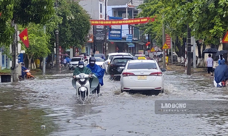 TP.Điện Biên Phủ mưa lớn, nhiều tuyến đường ngập sâu. Ảnh: Văn Thành Chương